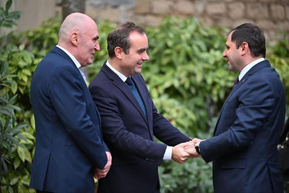 Պապիկյանը Ֆրանսիայի ԶՈւ նախարար Սեբաստիան Լըկորնյուի հետ Հայաստանի և Ֆրանսիայի միջև համագործակցության ներկայիս ընթացքը