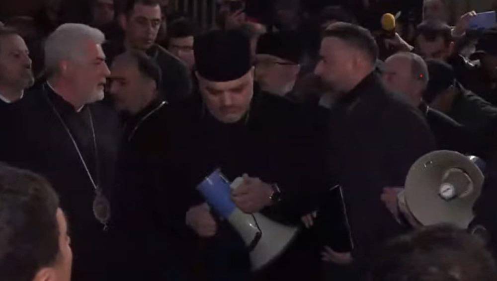 Իրենց իսկ հրավիրած «հավաքին» հինգ րոպեով ներկայացած և թիկնազորով դրանից փախչող «տասնյակի» տեսարանը ամենանողկալի պատկերներից մեկն էր․ Վարդան Ոսկանյան