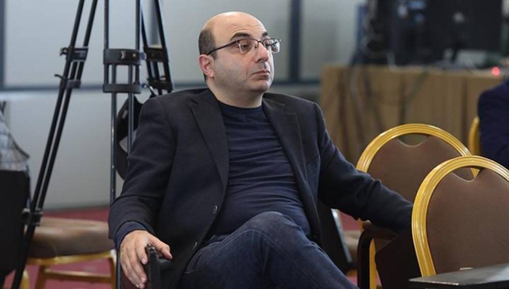 Պատահական չէ, որ Նիկոլի՝ երկրից բացակայելու կիրակին նրանցից ոչ մեկը կեղծ պատարագի չգնաց, տիրադավություն չարեց. Հովհաննիսյան