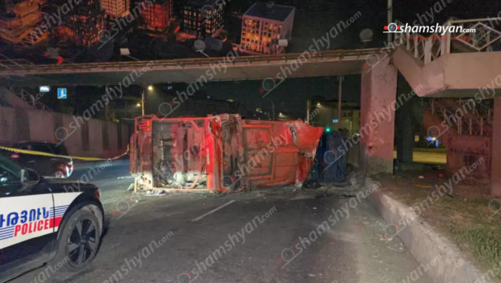 Քաղաքապետարանի աղբատարը բախվել է բետոնե պատնեշին, ապա վերգետնյա կամրջի բետոնե սյանը. կա վիրավոր