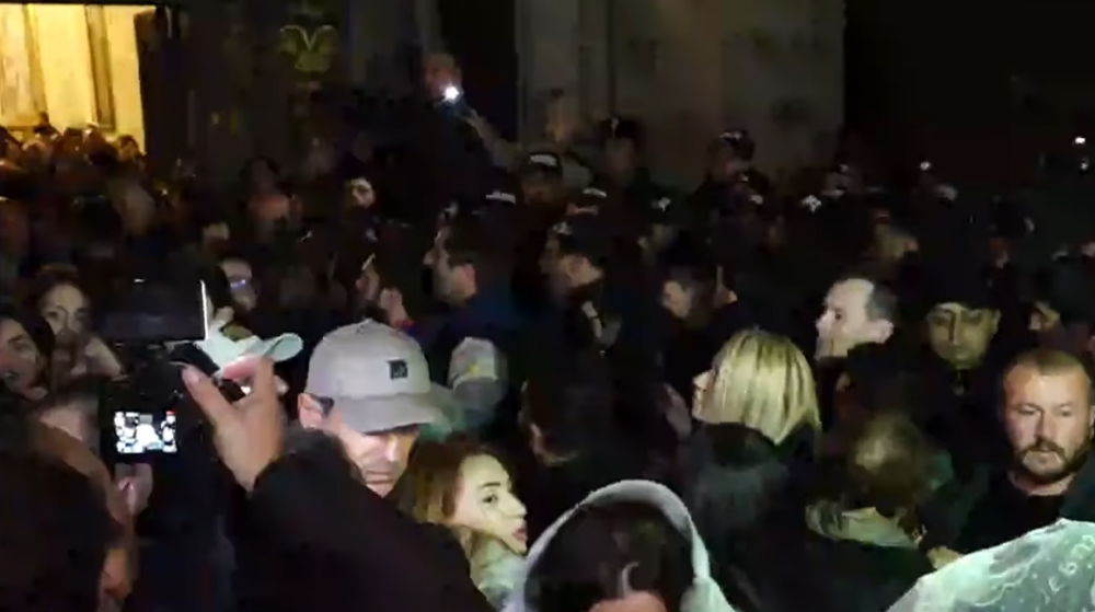 «Հանգի՛ստ», «Հո՛պ, հո՛պ», «Հե՛տ գնացեք». Մայր Տաճարի բակում իրավիճակը գերլարված է