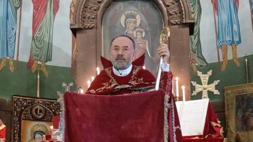 Ոչ թե Առաքել Սրբազանն է հանձնարարել, որ պատարագին հնչեցնեն Վեհափառ Հայրապետի անունը, այլ քահանաներն ասել են՝ եթե պետք է զեղչեն Վեհափառի անունը՝ պատարագ չեն մատուցելու