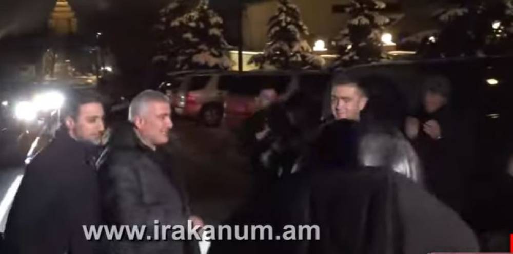 Սամվել Կարապետյանին տան բակում դիմավորեցին աջակիցները