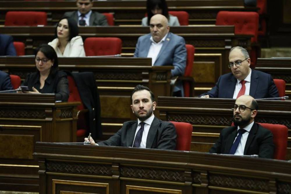 Հայկ Կոնջորյանը նիստերի դահլիճում էլ է անձնական օգնական պահում, որ ավել չքայլի. «Հրապարակ»