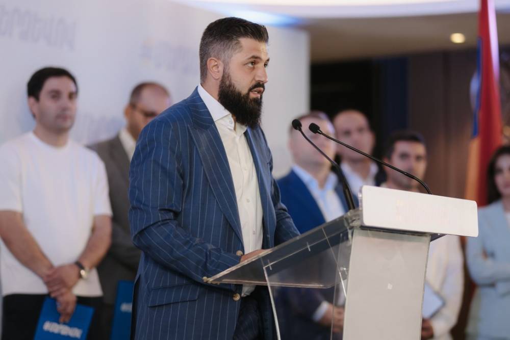 «Քեզ մի խորհուրդ տամ՝ մեծերի հետ զրուցիր». «Մեր ձևով» ժողովրդական շարժման անդամ Ալեքսան Ալեքսանյանը՝ Լոռու մարզպետ Արեն Մկրտչյանին (Տեսանյութ)