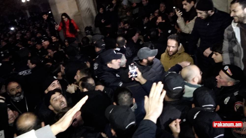 Ինչպես Փաշինյանի աջակիցները հայհոյանքներով հարձակվեցին Մայր Տաճարի վրա. մաս 1
