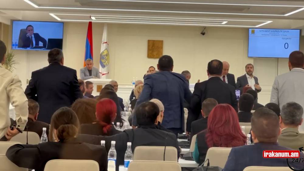 «Սու՛ս մնա, լռի, նստի տեղդ, վերջին նախազգուշացումն ա». թեժ վեճ քաղաքապետարանում