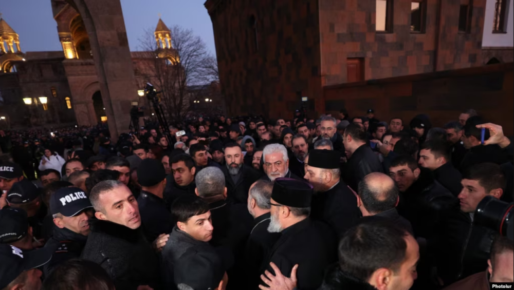 Մայր Աթոռի տարածքից ոչ ադեկվատ և սադրիչ 5 անձ է հեռացվել է