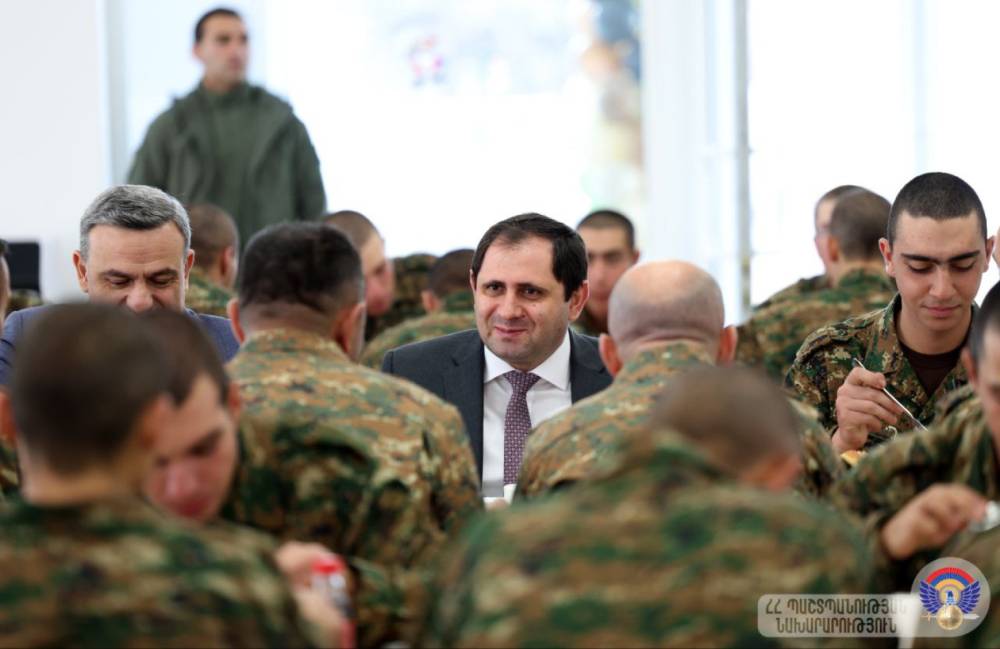 Սուրեն Պապիկյանը մասնակցել է նորակառույց զորամասի ճաշարանի բացման արարողությանը, ճաշել է զինծառայողների հետ