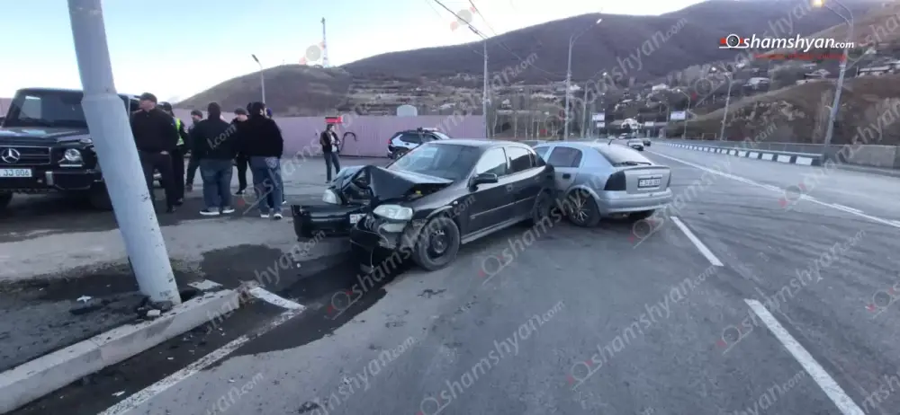 Բախվել են 2 «Opel Astra», որոնցից մեկն այնուհետև բախվել է երկաթե էլեկտրասյանը․ կան տուժածներ
