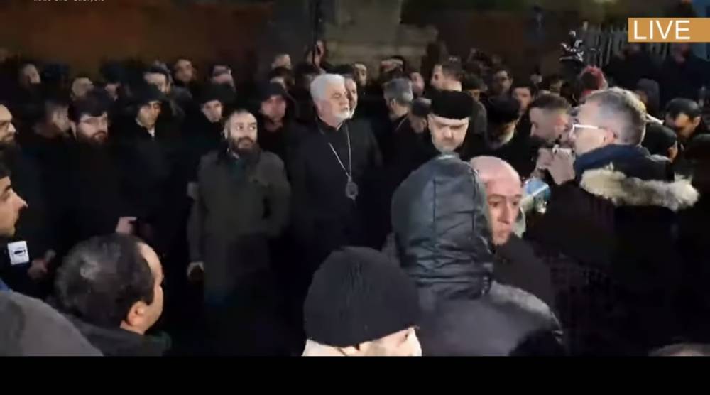 Դավաճան Վազգեն սրբազանի համար պետությունն ու Նիկոլ Փաշինյանը նույնն են (տեսանյութ)