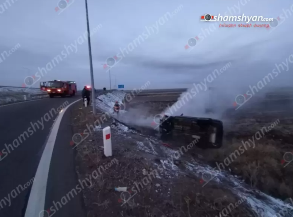 «Nissan X-Trail»-ը կողաշրջված հայտնվել է երթևեկելի գոտուց դուրս. ավտոմեքենան բռնկվել է