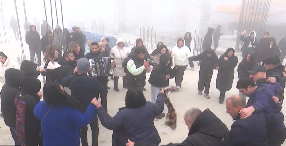 Հատիսի գագաթը կրկին մարդաշատ է. Հիսուսի արձանը միավորող դեր է կատարում (Տեսանյութ)