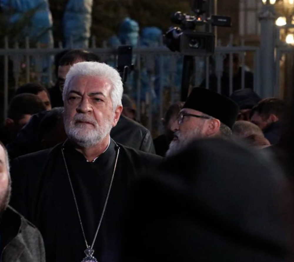 Մեր առաքելությունն այս պահին ավարտված է. 10 եպիսկոպոսները կաթողիկոսի հրաժարականի պահանջով նամակ են հանձնել քարտուղարություն