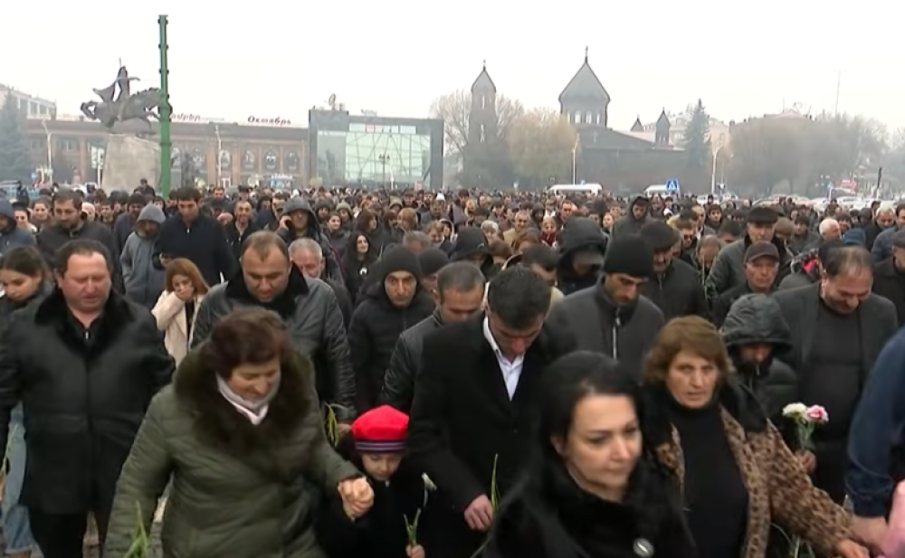 Գագիկ Ծառուկյանի հազարից ավելի թիմակից Գյումրիում հարգանքի տուրք մատուցեցին երկրաշարժի զnհերի հիշատակին (տեսանյութ)