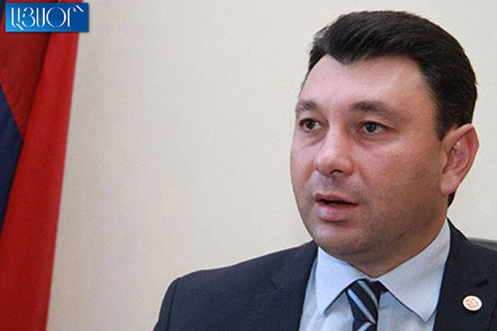 Աքլորը քարոզչի վերարկու հագած ամբիոն է ելել, խելքի՛ աշեցեք ….