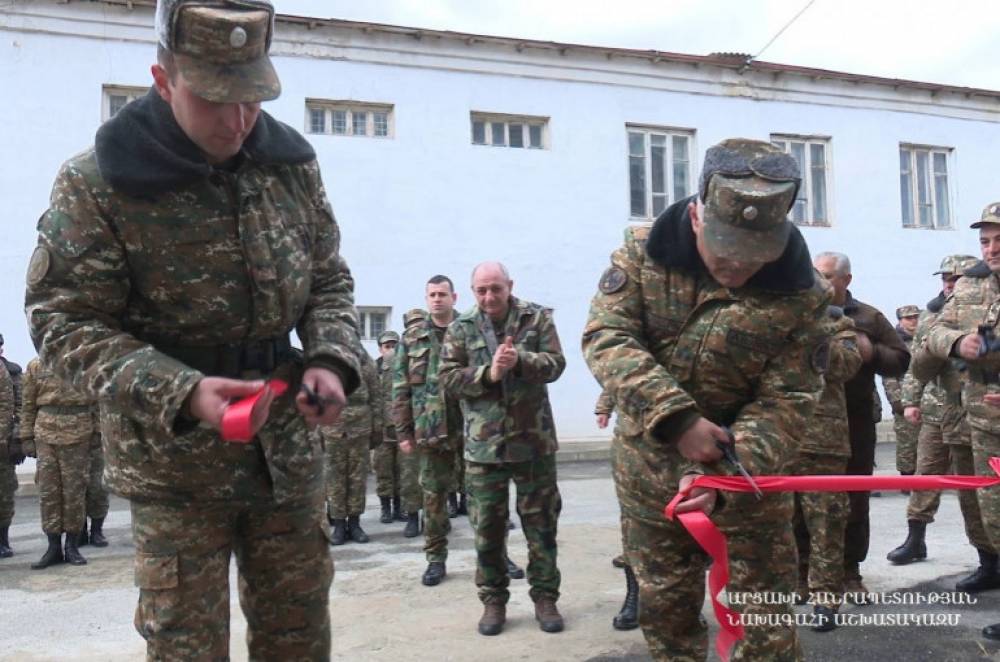 Բակո Սահակյանը պաշտոնյաների ուղեկցությամբ այցելել է սահմանագծի տարբեր հատվածներ