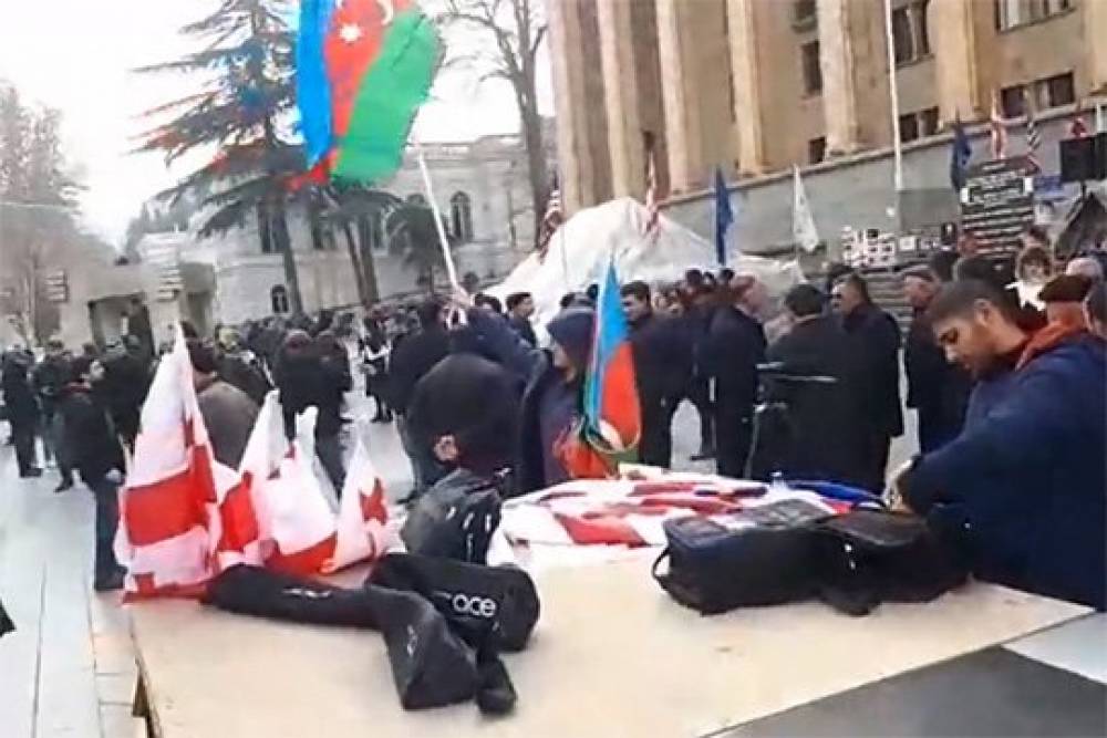 Թբիլիսիում ադրբեջանցիները պահանջում են ապամոնտաժել Արցախյան ազատամարտի մասնակցի հուշարձանը