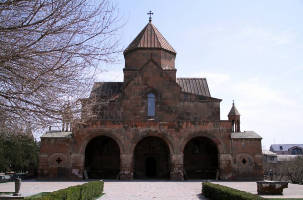 28-ամյա աղջիկը «Գայանե» եկեղեցու տարածքում փորձել է ինքնասպան լինել, նրան փրկել է հոգևորականը