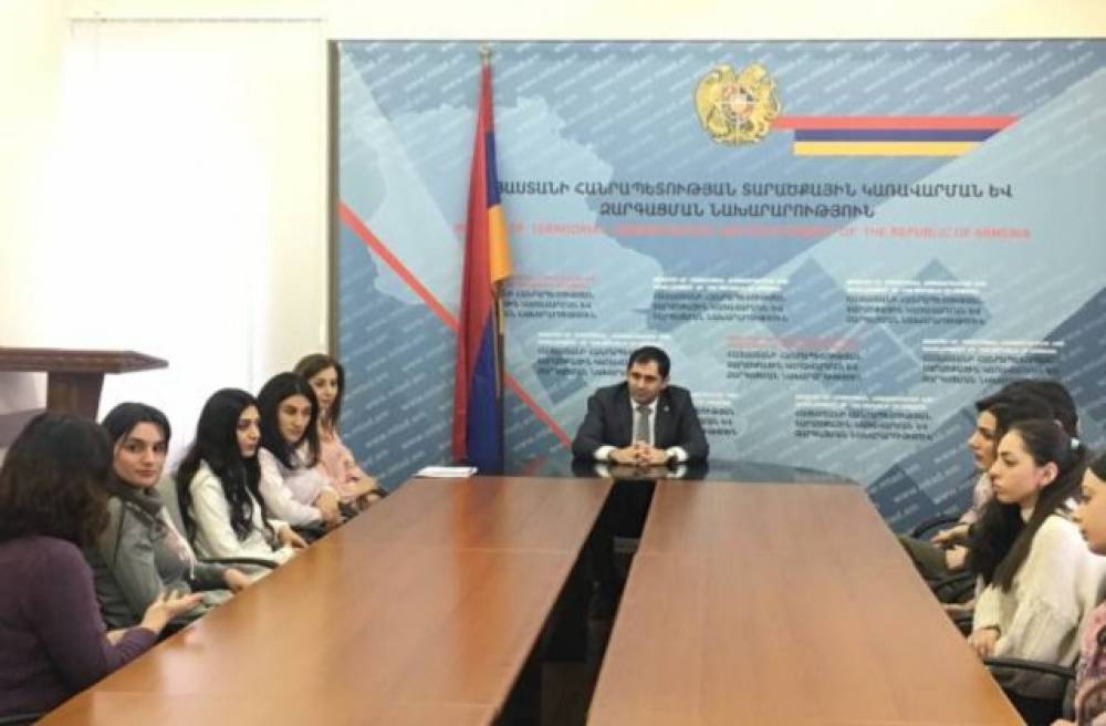 Սուրեն Պապիկյանը հանդիպել է նախարարությունում պրակտիկա անցնող երիտասարդ մասնագետների հետ