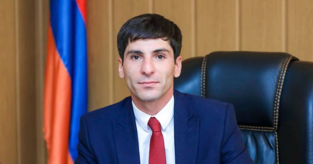 Արարատի մարզպետարանում սարսափելի վիճակ է. Գարիկ Սարգսյանի մորաքրոջ հարսն աշխատակիցներին ստիպում է ազատման դիմումներ գրել