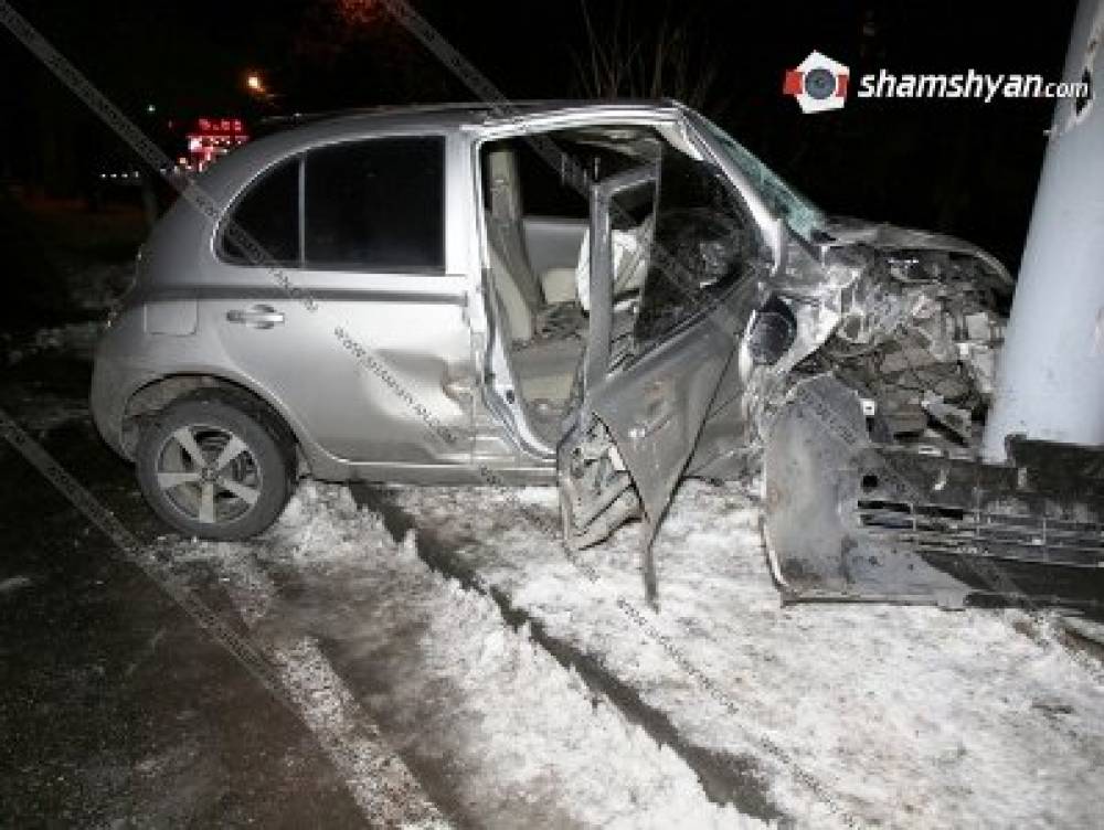 Երեւանում Nissan March-ի վարորդը վրաերթի է ենթարկել 26-ամյա հետիոտնին, ապա բախվել երկաթյա սյանը. կան վիրավորները