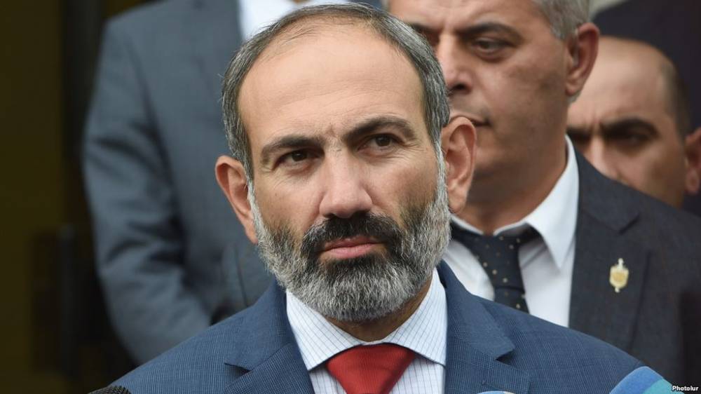 Գիրք նվիրելու օր. Փաշինյանը գրախանութ է այցելել