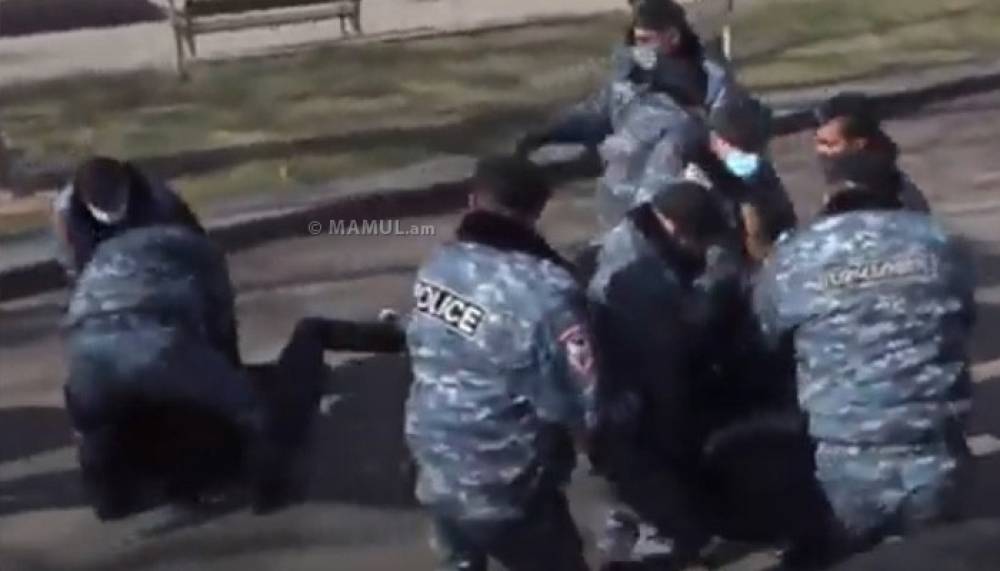«Ամո՛թ ձեզ, թուրքի ծառանե՛ր». կանայք՝ ոստիկաններին (տեսանյութ)