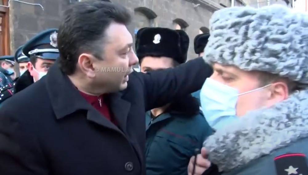 Ոստիկանները Շարմազանովին թույլ չտվեցին մտնել ՀՀԿ գրասենյակ (տեսանյութ)