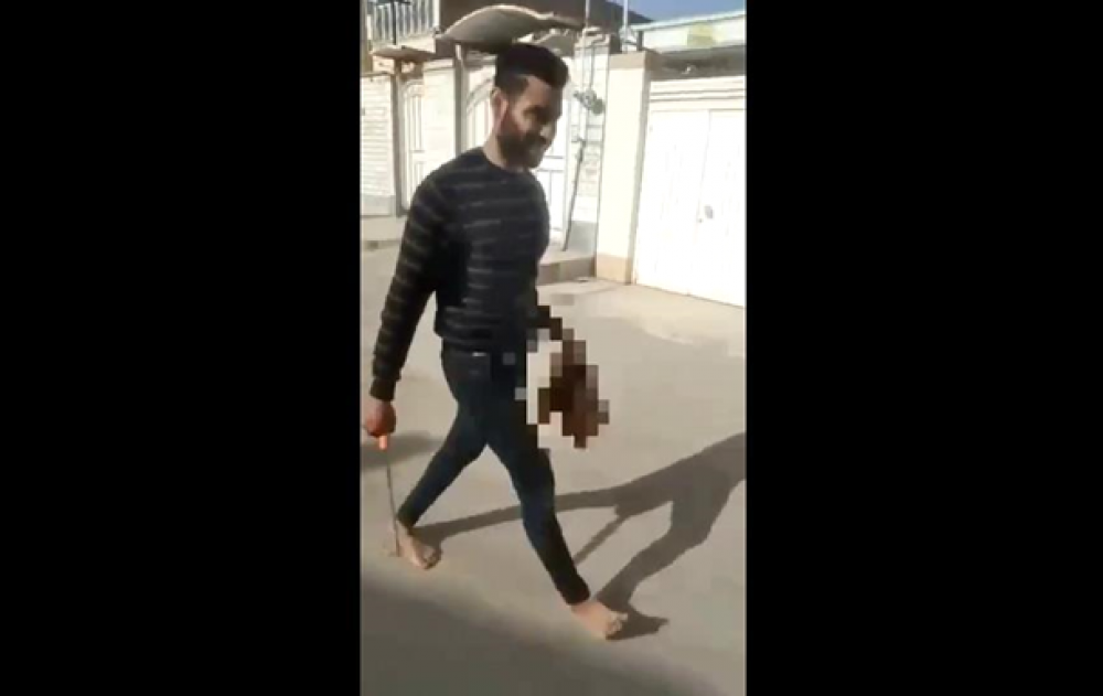 Порезали таджиков. Иранском городе Ахваз мужчина обезглавил 17-летнюю жену. В Иране муж отрезал голову 17. Мужик с отрубленной головой в руке.