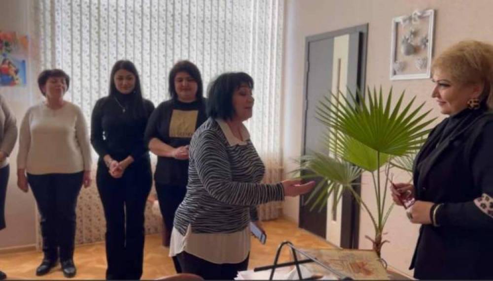 Դպրոցի ուսուցիչները ասմունքում են տնօրենի համար․ «Հրապարակ» (տեսանյութ)