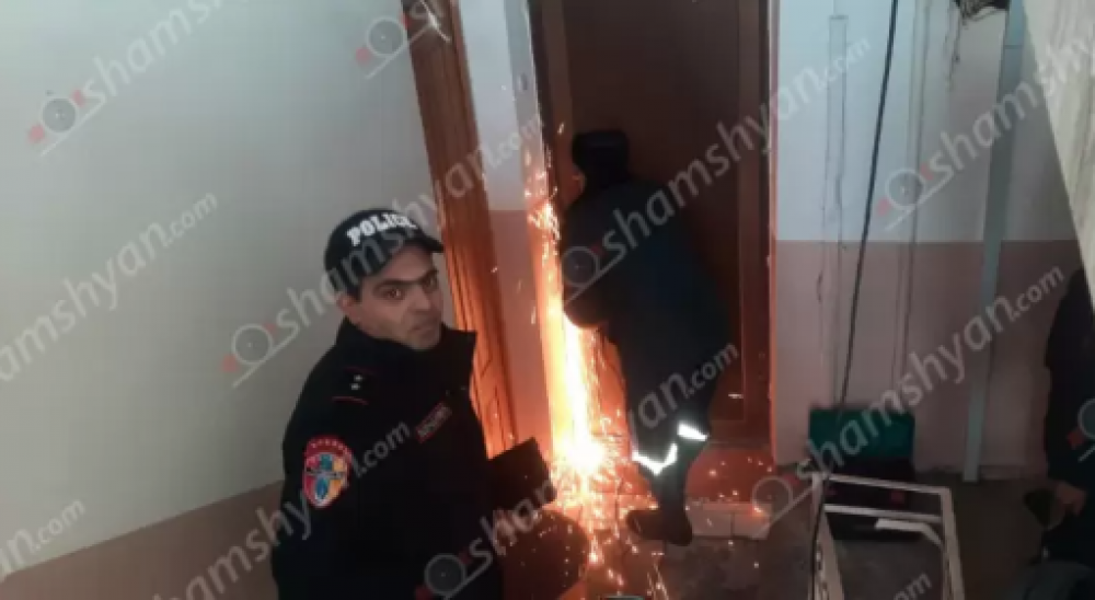 Երևանում հատուկ տեխնիկայով բացել են բնակարանի դուռը և հայտնաբերել են բնակչի կախված դին