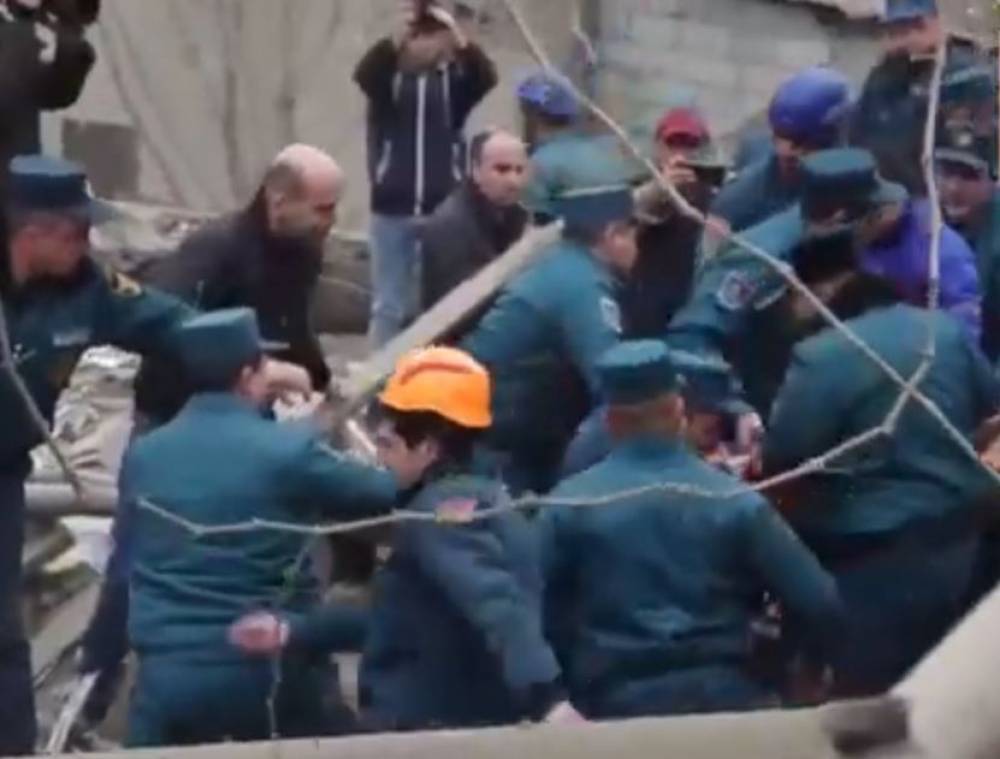 Փլատակների տակ մնացած տղամարդուն դուրս բերեցին. նա ողջ է և ունի գիտակցություն․ տեսանյութ