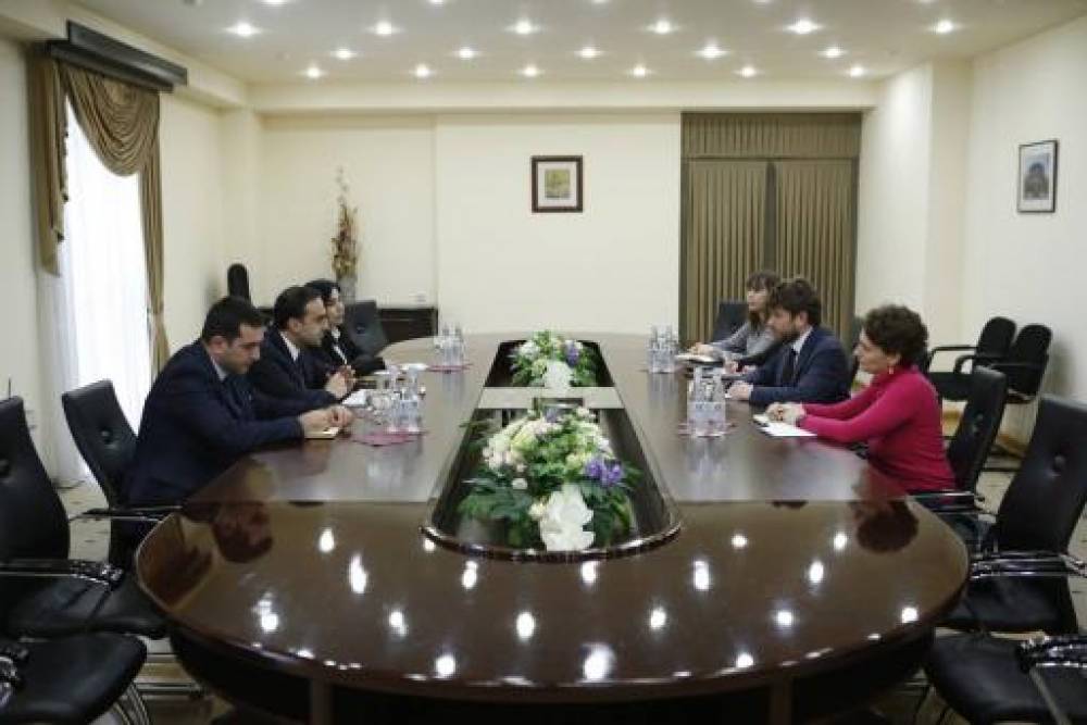 Պատրաստ ենք ֆրանսիական քաղաքների հետ փորձի փոխանակման․ Ավինյանն ընդունել է դեսպան Դըկոտինյիին
