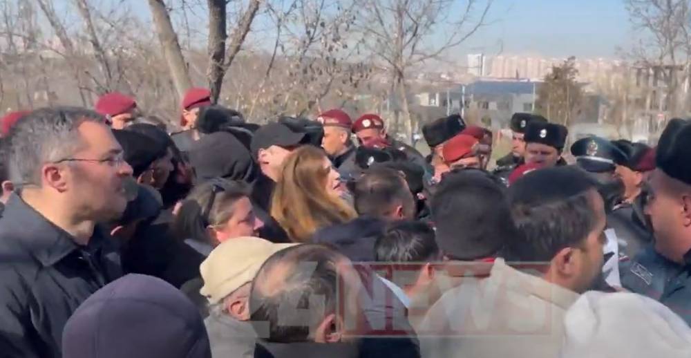 Նորքում բնակիչների ու ոստիկանների միջև հրմշտոց է. փորձում են քանդել ապօրինի շինությունները