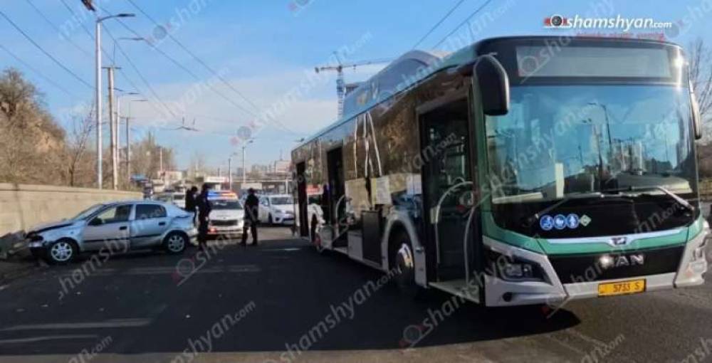Երևանում բախվել են թիվ 35 երթուղին սպասարկող MAN ավտոբուսն ու Opel-ը