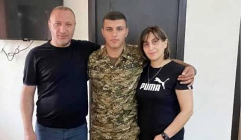 Գրեթե 2 օր Գարիկը փակված էր իր մտորումների մեջ, ձեռքը կրծքավանդակին էր, ասում էր հոգուս ցավնա