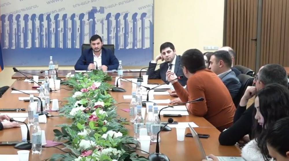 Կարո՞ղ է՝ պետք է ոչ թե 30-ով, այլ 40-ով ավելանար․ Ավագանու նիստում հաշվում են ավտոբուսները