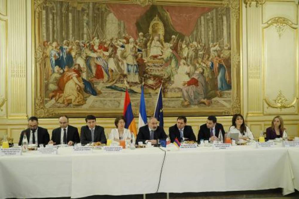 Վարչապետը հանդիպել է ֆրանսիական խոշոր մի խումբ ընկերությունների ղեկավարների հետ