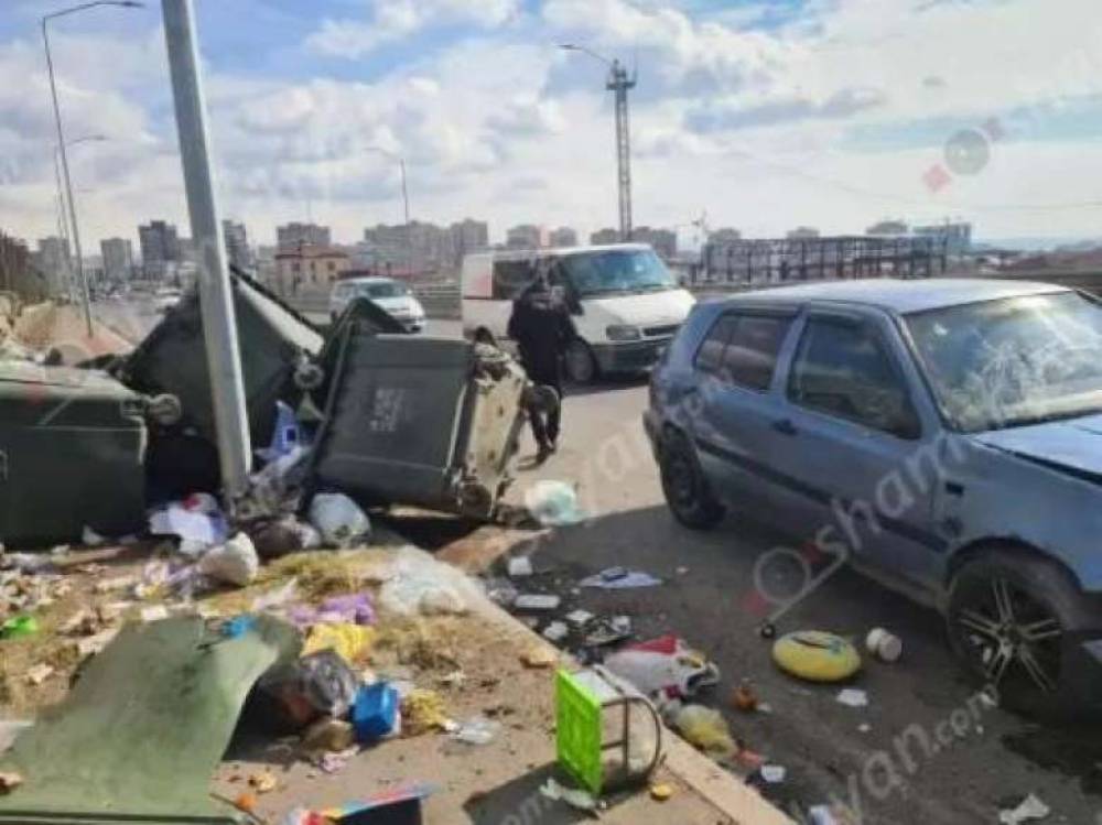 Երևանում 25-ամյա վարորդը «Volkswagen Golf»-ով մխրճվել է աղբարկղերի մեջ․ կա վիրավոր