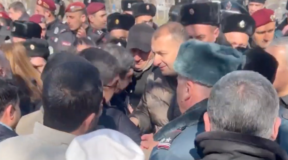 «Մի քաշի, արա՜, ի՞նչ եմ արել». բերետավորների ու Նոր Նորքի բնակիչների միջև քաշքշուկ է ընթանում