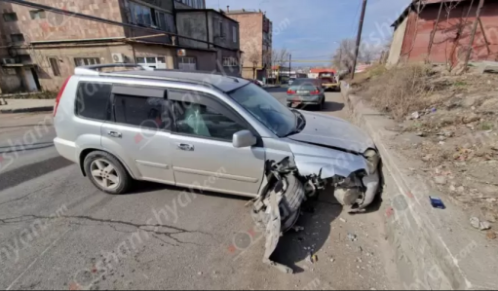 Երևանում Nissan-ը բախվել է քարե պատնեշին․ պատճառը վարորդի ինքնազգացողության վատացումն է