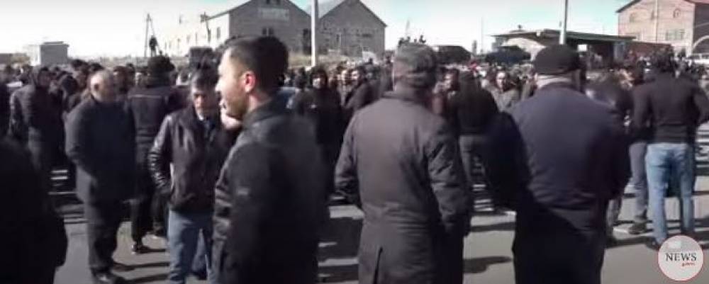 «Խոպանչիները» փակել են Երեւան–Մարտունի ճանապարհը (ուղիղ)