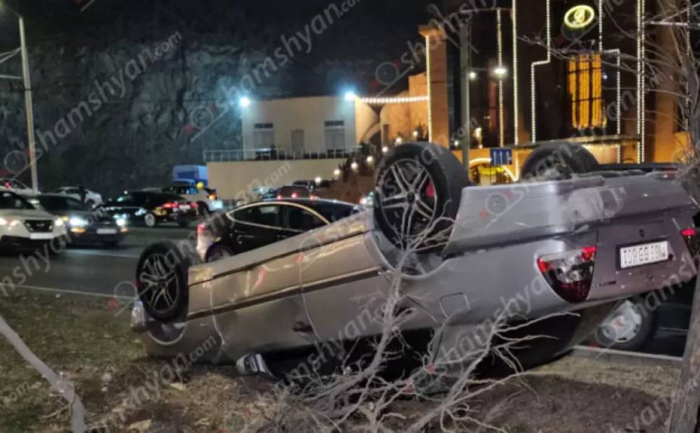 «Mercedes-ը «Բելաջիո» ռեստորանի մոտ բախվել է բազալտե եզրաքարերին, կոտրել ծառն ու գլխիվայր շրջվել