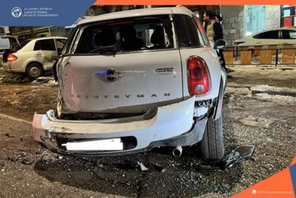 Երևանում «Nissan»-ը բախվել է կայանած «MINI Cooper»-ին․ կան տnւժածներ