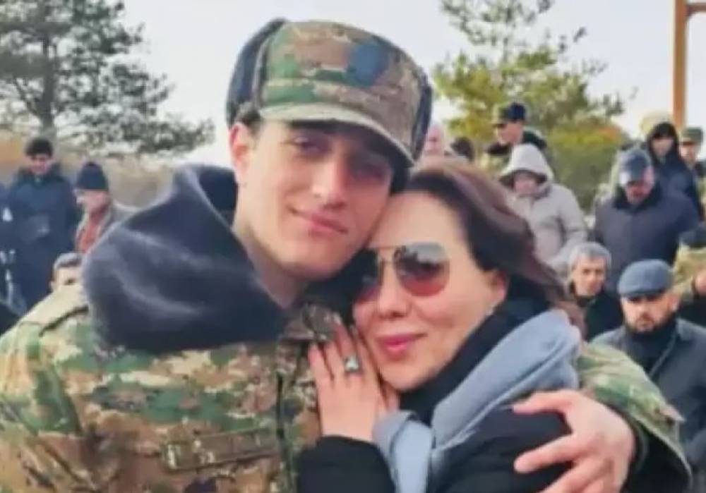 Ալլա Լևոնյանը որդուն ճանապարհել է բանակ