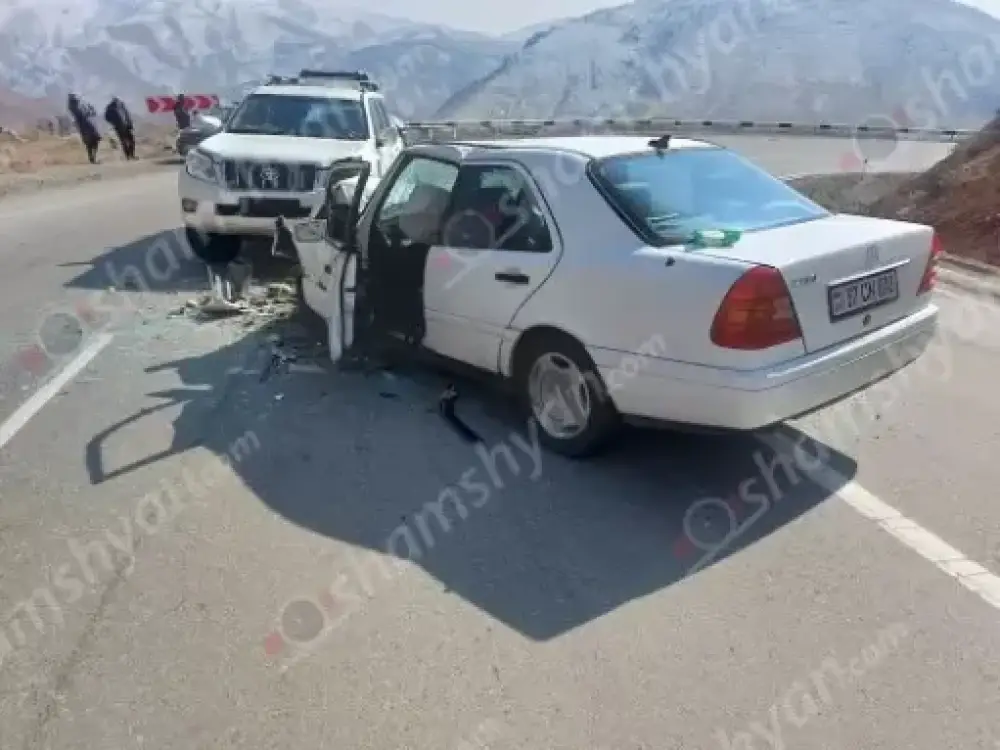 Տիգրանաշենի ոլորաններում բախվել են «Toyota Land Cruiser»-ը և «Mercedes»-ը