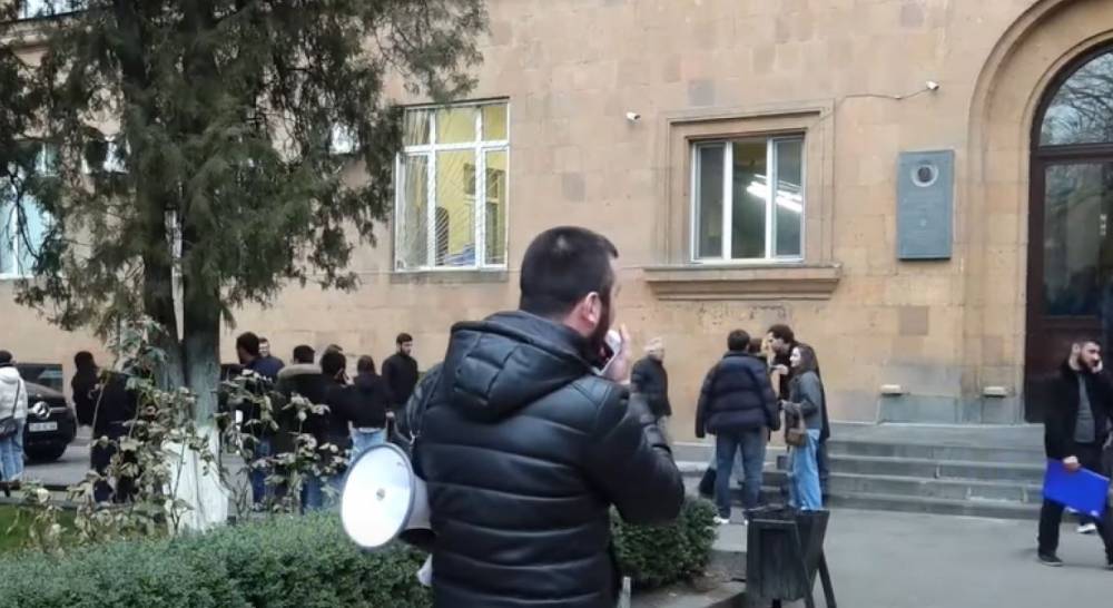 Թույլ մի՛ տվեք, որ մտնեն ձեր ծնողների գրպանը, բոյկոտեք. տրանսպորտի թանկացման դեմ ակցիա՝ ուսանողների շրջանում
