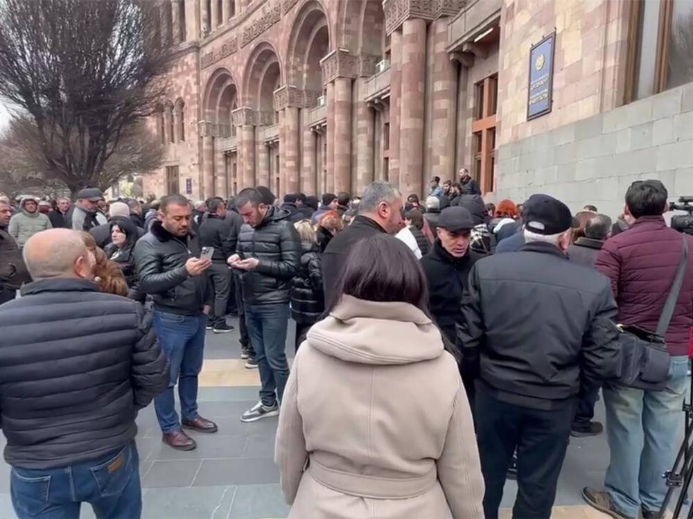 Հիմա․ Առևտրականները կրկին ակցիա են անում․ կառավարության մոտ մարդաշատ է