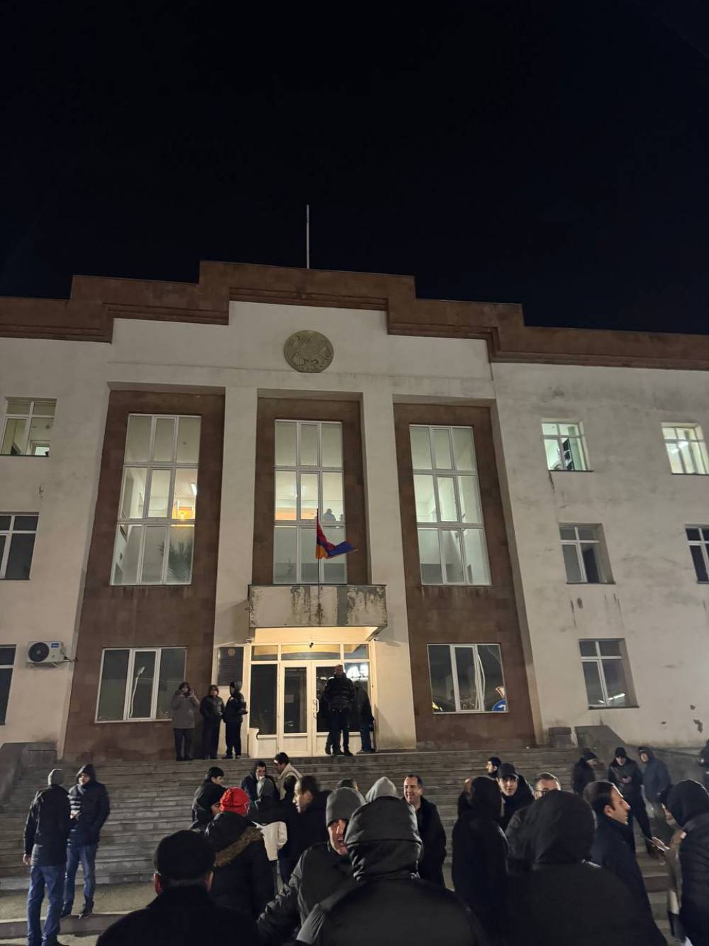 Քաղաքացիները դատարանի դիմաց են՝ ադրբեջաներեն «Ղարաբաղ» հոլովակը տեղադրողի կալանքի դեմ բողոքելու